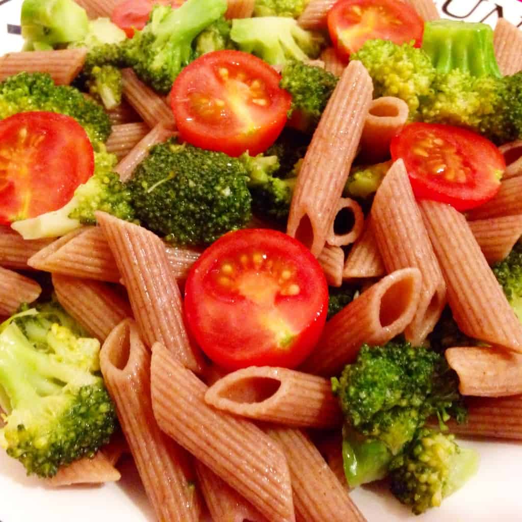 Spicy spelt pasta with broccoli and cherry tomatoes