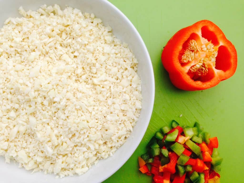 Egg fried cauliflower rice recipe made with simple ingredients is a crowd-pleasing, low-calorie and low fat midweek lunch or dinner idea. And it doesn't taste like cauliflower at all! #vegetarian #dinnerideas #veggiedinners #caulifowerrice #healhtyrecipes