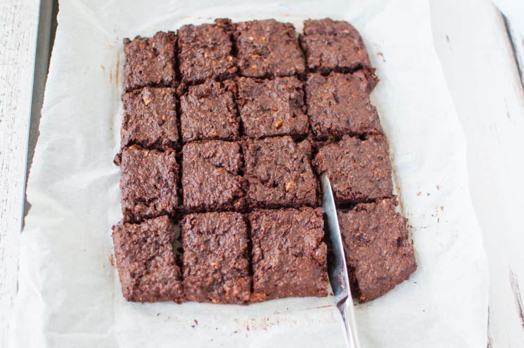 Clean Eating Brownies recipe which gluten free, no dairy, chocolatey, gooey and so easy to make #vegan #cleaneating #dairy free #glutenfree