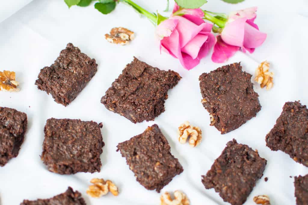 Clean Eating Brownies recipe which gluten free, no dairy, chocolatey, gooey and so easy to make #vegan #cleaneating #dairy free #glutenfree