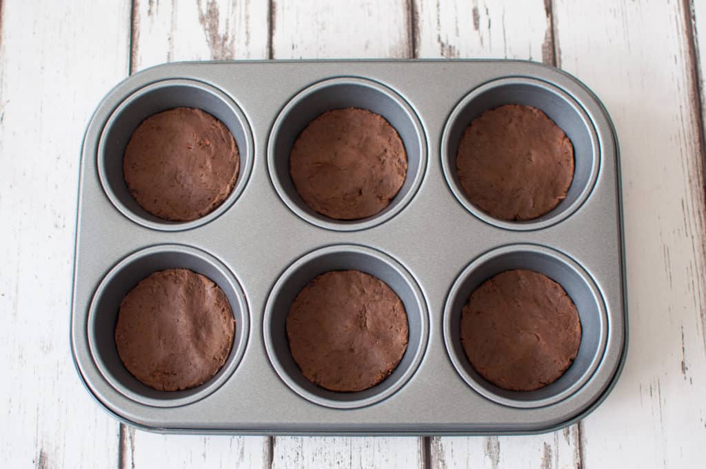 Clean eating chocolate orange cake recipe with only a few ingredients and protein bars as a base. Simple, delicious and no baking required #cleaneating #healthy #vegan #vegetarian