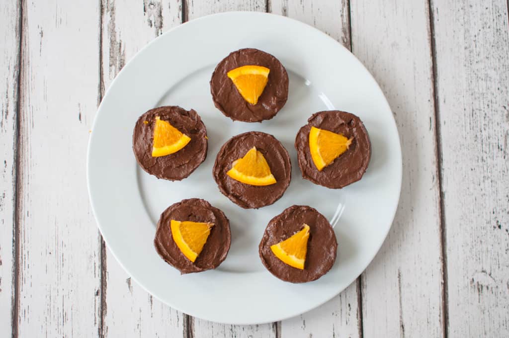 Clean eating chocolate orange cake recipe with only a few ingredients and protein bars as a base. Simple, delicious and no baking required #cleaneating #healthy #vegan #vegetarian