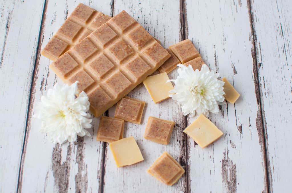 Clean eating white chocolate recipe which takes 10 minutes to make and you only need 3 ingredients. Vegan, gluten and dairy free too!