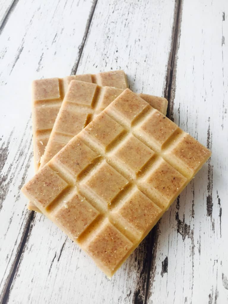 Clean eating white chocolate recipe which takes 10 minutes to make and you only need 3 ingredients. Vegan, gluten and dairy free too!