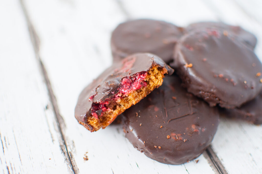 Healthy clean eating raspberry Jaffa cakes recipe which is gluten free, fat free, dairy free and blooming marvellous. Only few ingredients needed.