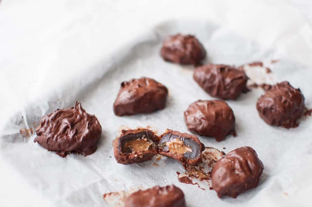 Raw snickers bites recipe made with medjool dates, nut butters, nut and raw chocolate #vegan #dairyfree #glutenfree #cleaneating