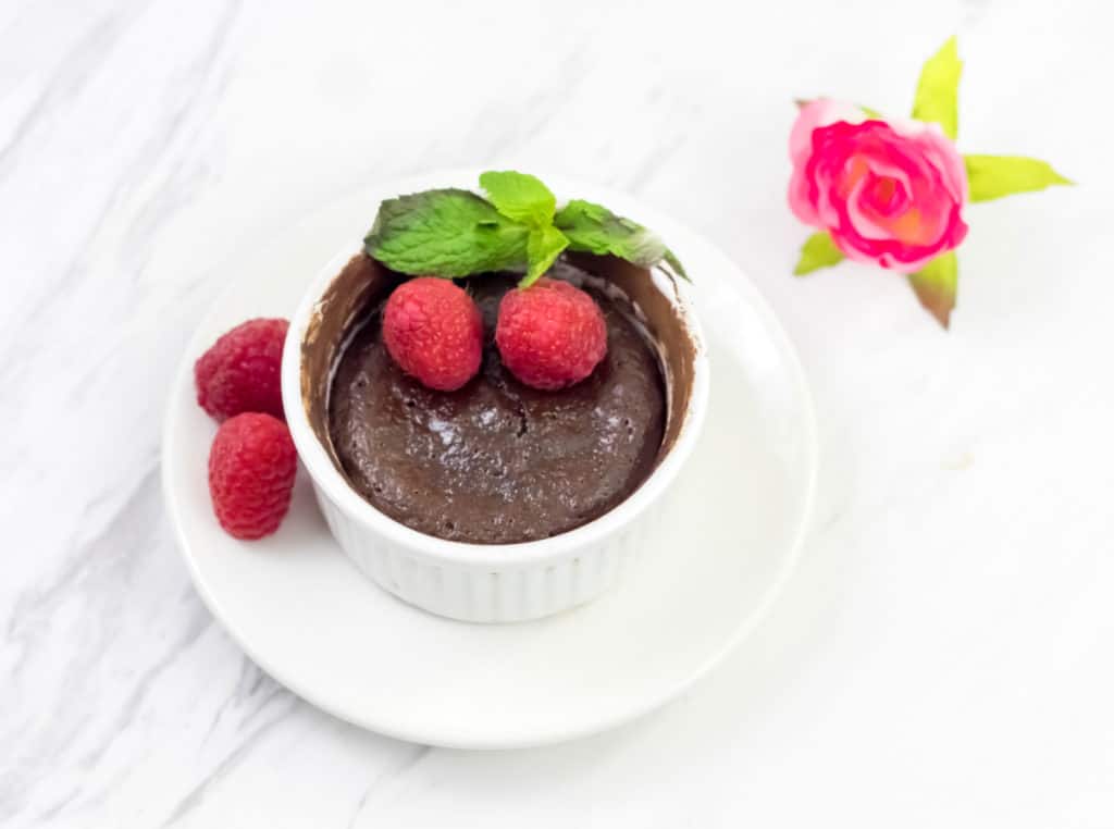 Clean eating chocolate cake recipe with only 8 ingredients. Gluten free, refined sugar free, dairy free and oozing with gooey chocolate centre.