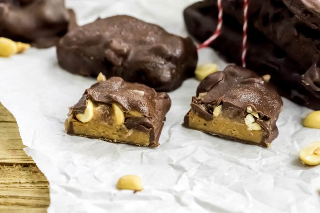 Clean eating snickers bars recipe made with only wholesome ingredients. No refined sugar, no dairy, no gluten, but loads of flavour and a great crunchy texture. SImple and fuss free , no baking required.