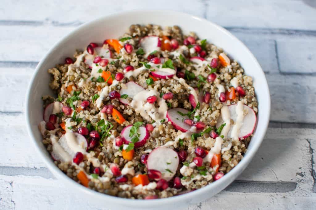 Clean eating quinoa lentil salad recipe which will make a fabulous lunch or dinner option for vegans, vegetarians and carnivores alike! Simple,delicious and budget friendly too. 