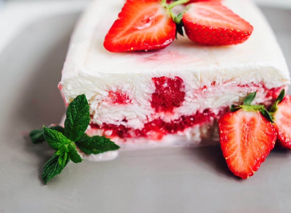 Clean eating semifreddo recipe made with yoghurt, fresh strawberries and coconut milk. This is much lighter than the traditional version, yet still tasty.