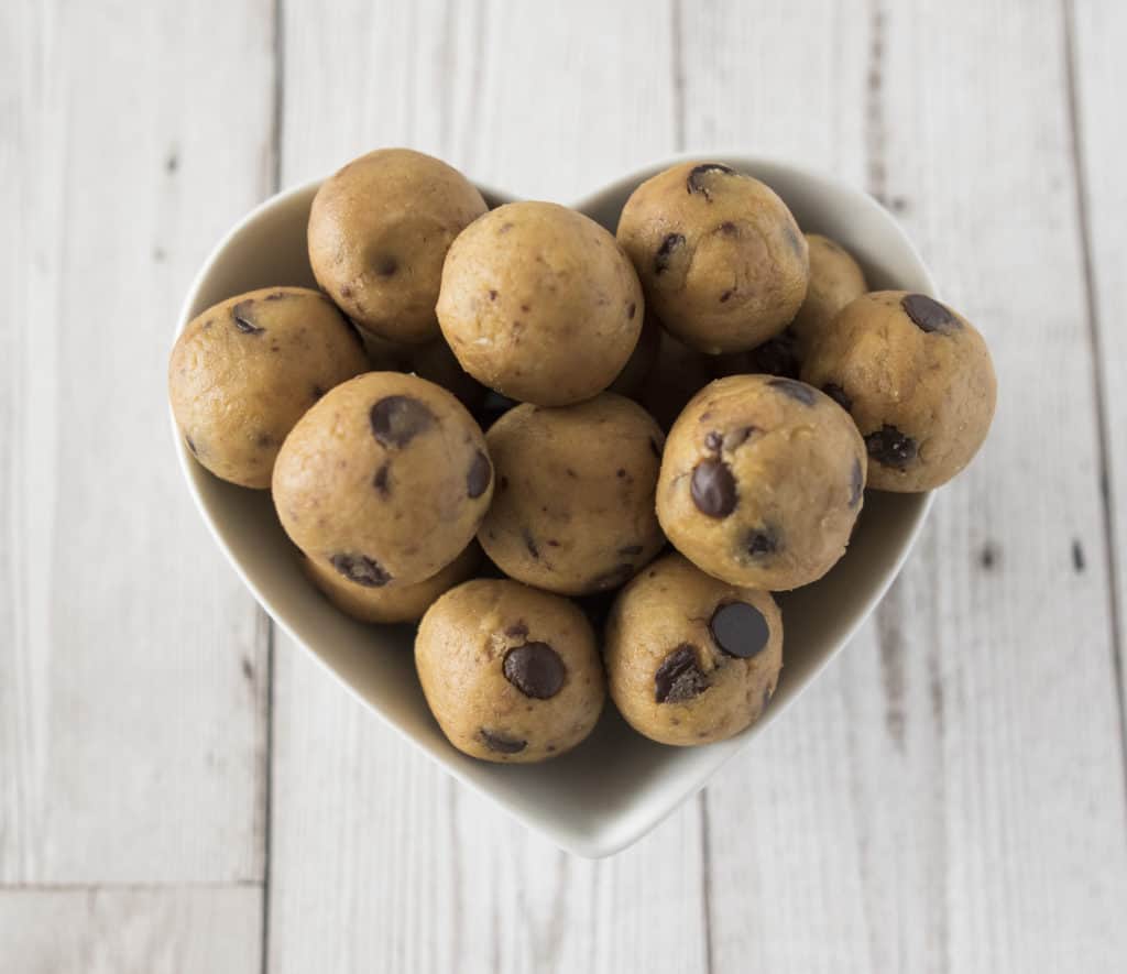 Clean eating cookie dough ball recipe made with simple 5 ingredients. Healthy, gluten and dairy free, so good good for you.