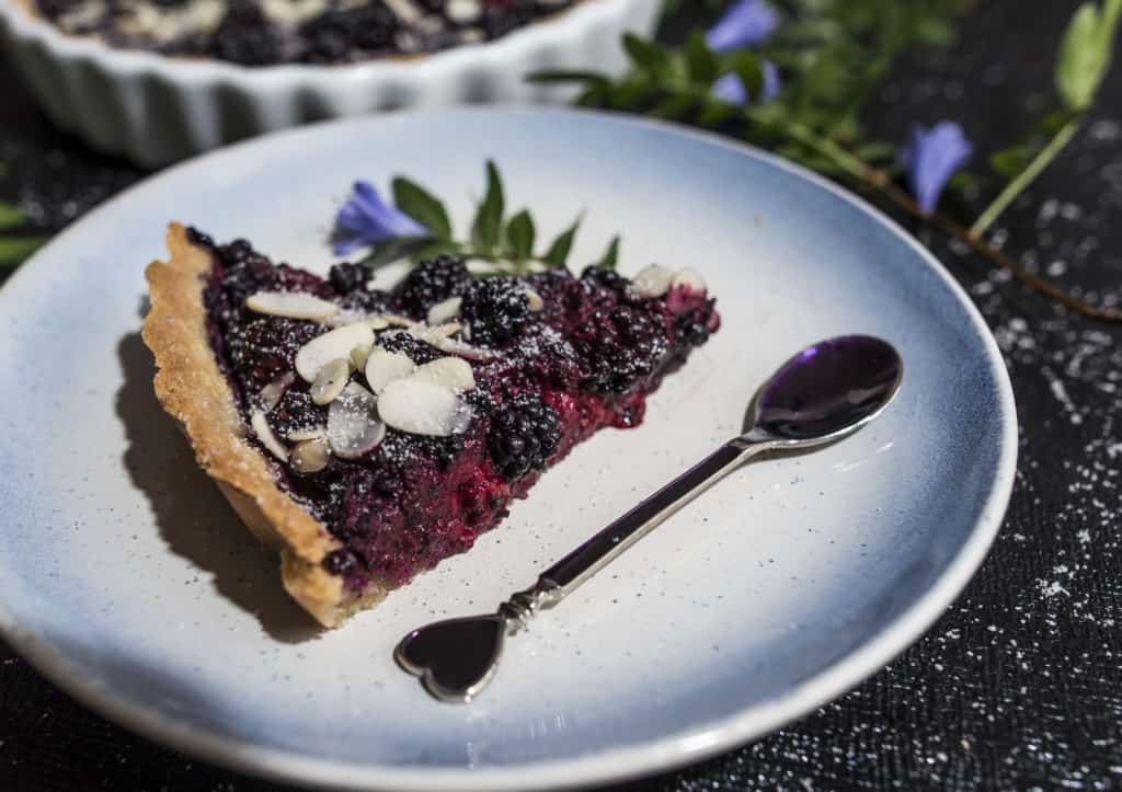 Clean, simple and healthy blackberry tart recipe made with a handful of ingredients that you already have in your cupboard. Gluten and dairy free too!