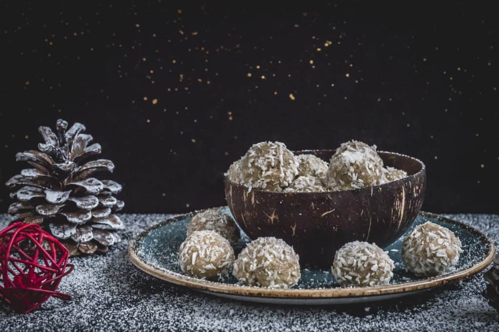 Clean, simple, quick and delicious snowballs recipe made with only 5 ingredients. No baking required and easy to make with kids too. Dairy and gluten free!