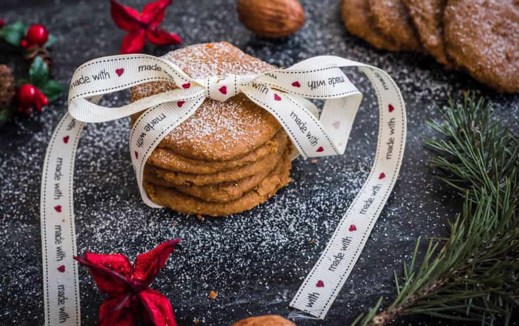 Healthy Christmas biscuits recipe bursting with flavours and a great texture using 5 simple ingredients. Paleo and vegan friendly as well as gluten free.