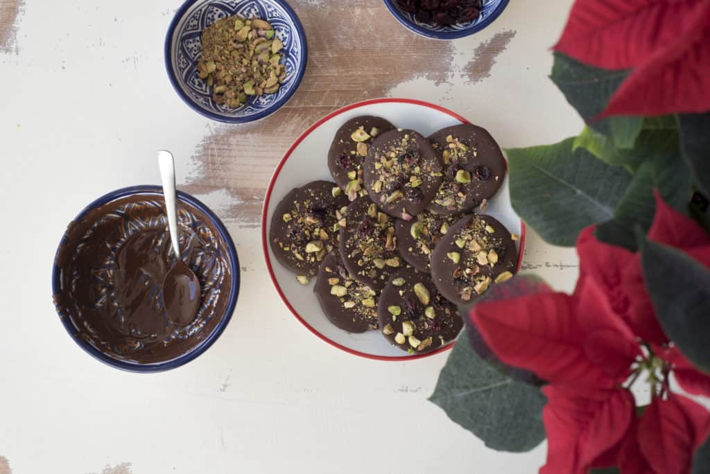 This 3 ingredient chocolate discs recipe is very delicious, takes no time at all, and will make a wonderful homemade gift whatever the occasion #vegan #dairyfree #glutenfree #plantbased