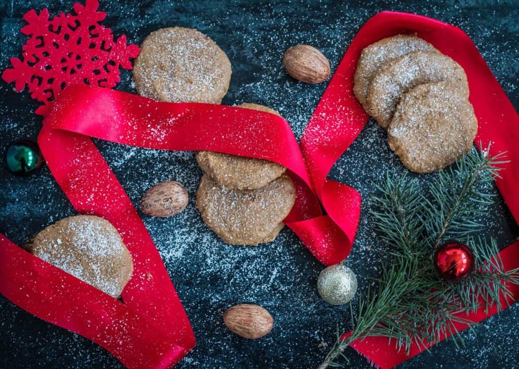 Healthy Christmas biscuits recipe bursting with flavours and a great texture using 5 simple ingredients. Paleo and vegan friendly as well as gluten free.