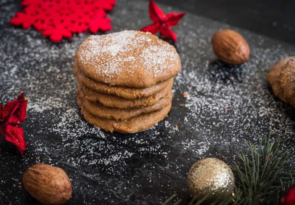 Healthy Christmas biscuits recipe bursting with flavours and a great texture using 5 simple ingredients. Paleo and vegan friendly as well as gluten free.