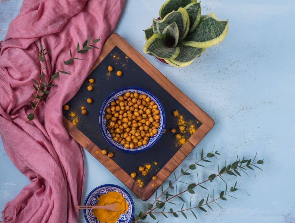 Serial grazer? Then this spicy roasted chickpeas recipe is perfect as a snack but also to keep hungry stomachs at bay with a few handfuls of this delicious recipe #vegan #glutenfree #healthysnacks #healthysnacking