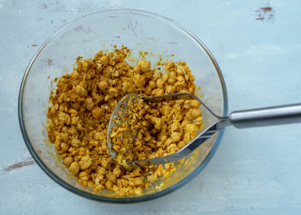 This easy, healthy chickpea scramble recipe is the perfect savoury breakfast or a delicious, quick and easy meal. Bursting with flavours, protein and nutrients you only need 10 minutes to make it! #veganeggs #chickpeascramble #veganrecipes #healthyscramble #savourybreakfast #plantbasedrecipes