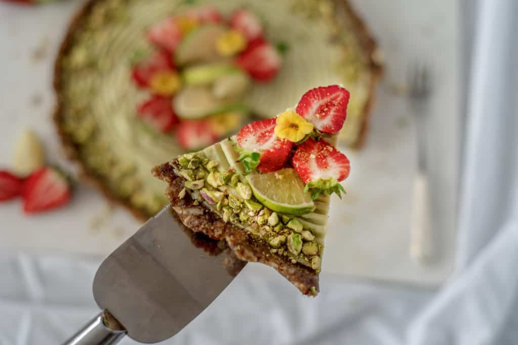 Healthy Key Lime pie recipe made with only 7 ingredients is the most delicious creamy no-bake dessert. Oozing with flavours, it's vegan, gluten & grain-free #cleaneating #healthyeating #veganrecipes #glutenfreerecipes #healthyrecipes #dairyfree #keylimepie #rawkeylimepie
