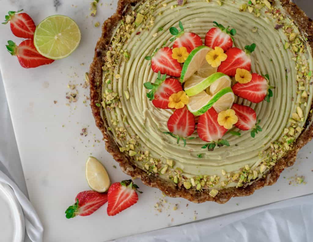 Healthy Key Lime pie recipe made with only 7 ingredients is the most delicious creamy no-bake dessert. Oozing with flavours, it's vegan, gluten & grain-free #cleaneating #healthyeating #veganrecipes #glutenfreerecipes #healthyrecipes #dairyfree #keylimepie #rawkeylimepie