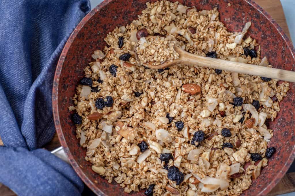 Homemade 5-minute granola in a pan recipe which is healthy, gluten and dairy-free with a big crunch. No oven needed, just a pan and 5 minutes of your time! #granola #healthyrecipes #veganrecipes #healthygranola #homemadegranola