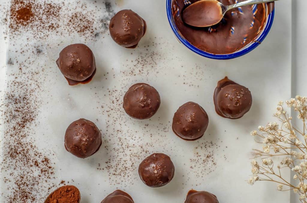 Simple healthy truffles recipe made with only 4 good-for-you ingredients! This is the perfect, healthy treat ready to be enjoyed in 15 minutes! #veganrecipes #quickrecipes #healthyrecipes #chickpeas #truffles