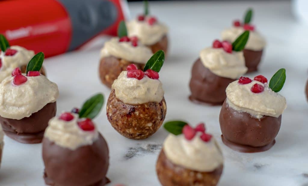 Healthy Christmas pudding bites with lush cashew cream is the perfect snack that won't make you feel like you're missing out on all the festive fun #veganchristmas #vegetarianchristmas #glutenfreexmas #healthychristmas #healthytreats #healthysnacks