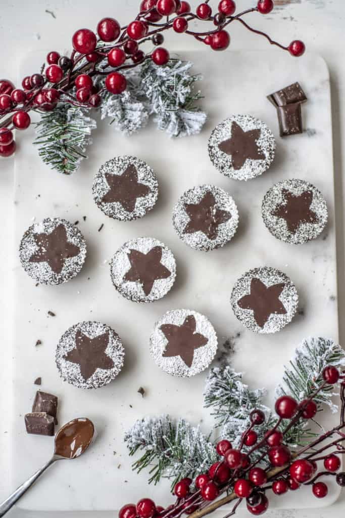 These healthy chocolate mince pies are the perfect mince pie alternative for everyone who doesn't like pastry. They're delicious, festive and easy to make #veganrecipes #cleanrecipes #cheaphealthyrecipes #veggiechristmas #veganchristmas