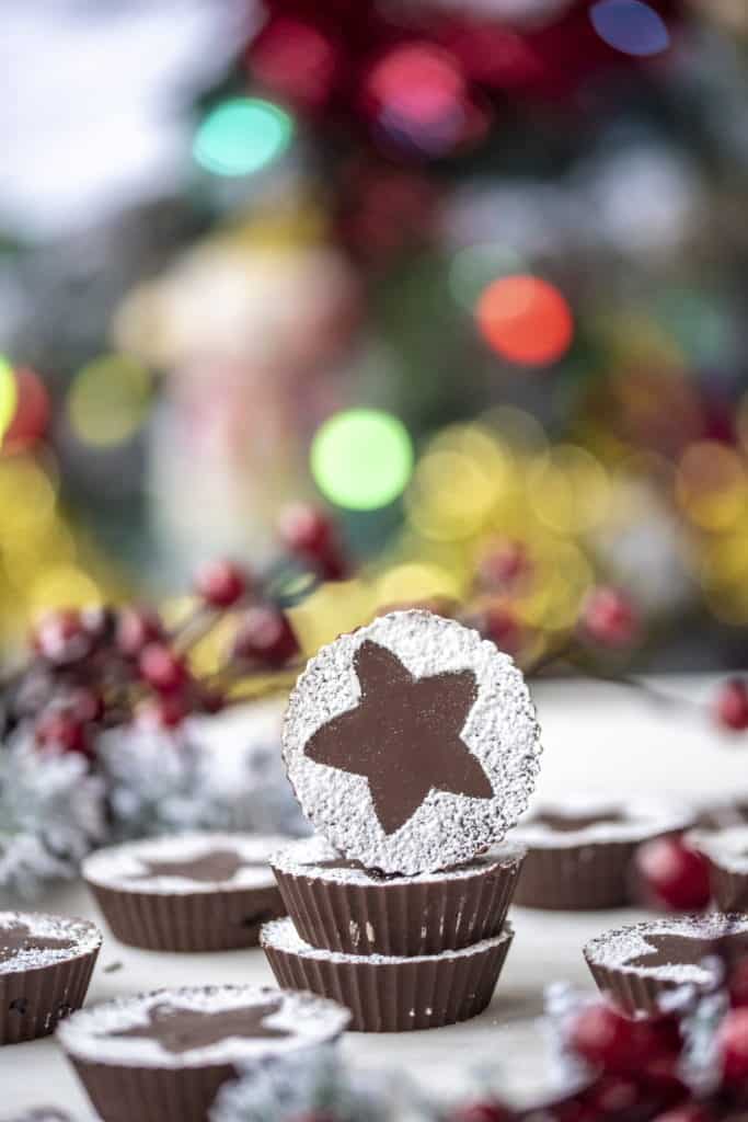 These healthy chocolate mince pies are the perfect mince pie alternative for everyone who doesn't like pastry. They're delicious, festive and easy to make #veganrecipes #cleanrecipes #cheaphealthyrecipes #veggiechristmas #veganchristmas