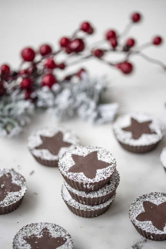These healthy chocolate mince pies are the perfect mince pie alternative for everyone who doesn't like pastry. They're delicious, festive and easy to make #veganrecipes #cleanrecipes #cheaphealthyrecipes #veggiechristmas #veganchristmas