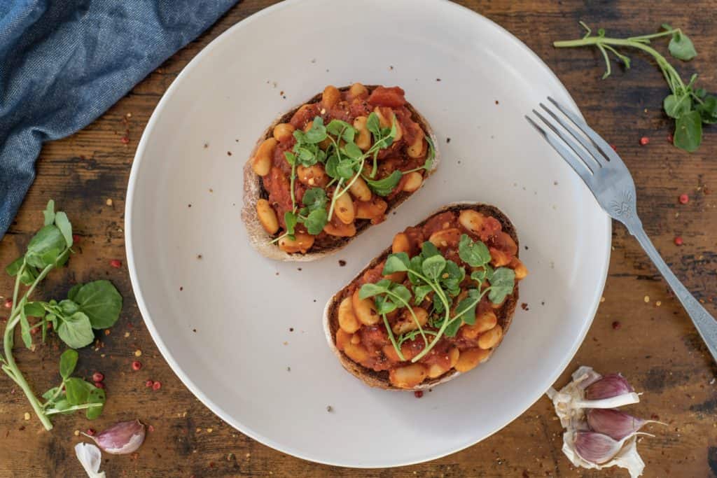 Healthy smoky baked beans recipe full of flavour flavour, protein, and fiber. Ready in 15 minutess while easy and just as good as the usual tinned version #healthyeatingrecipes #cleaneating #healthyeating #vegetarian #veganrecipes #cleanrecipes #healthyrecipes