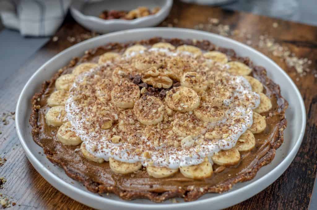 Healthy Banoffee pie recipe is light and a great dairy-free spin on the traditional recipe full of wholesome ingredients. Vegan and gluten-free too. #cleaneating #veganrecipes #healthyrecipes #cleaneatingvegetarian #cleanvegan #glutenfree #dairyfree #healthybanoffee #easyrecipes