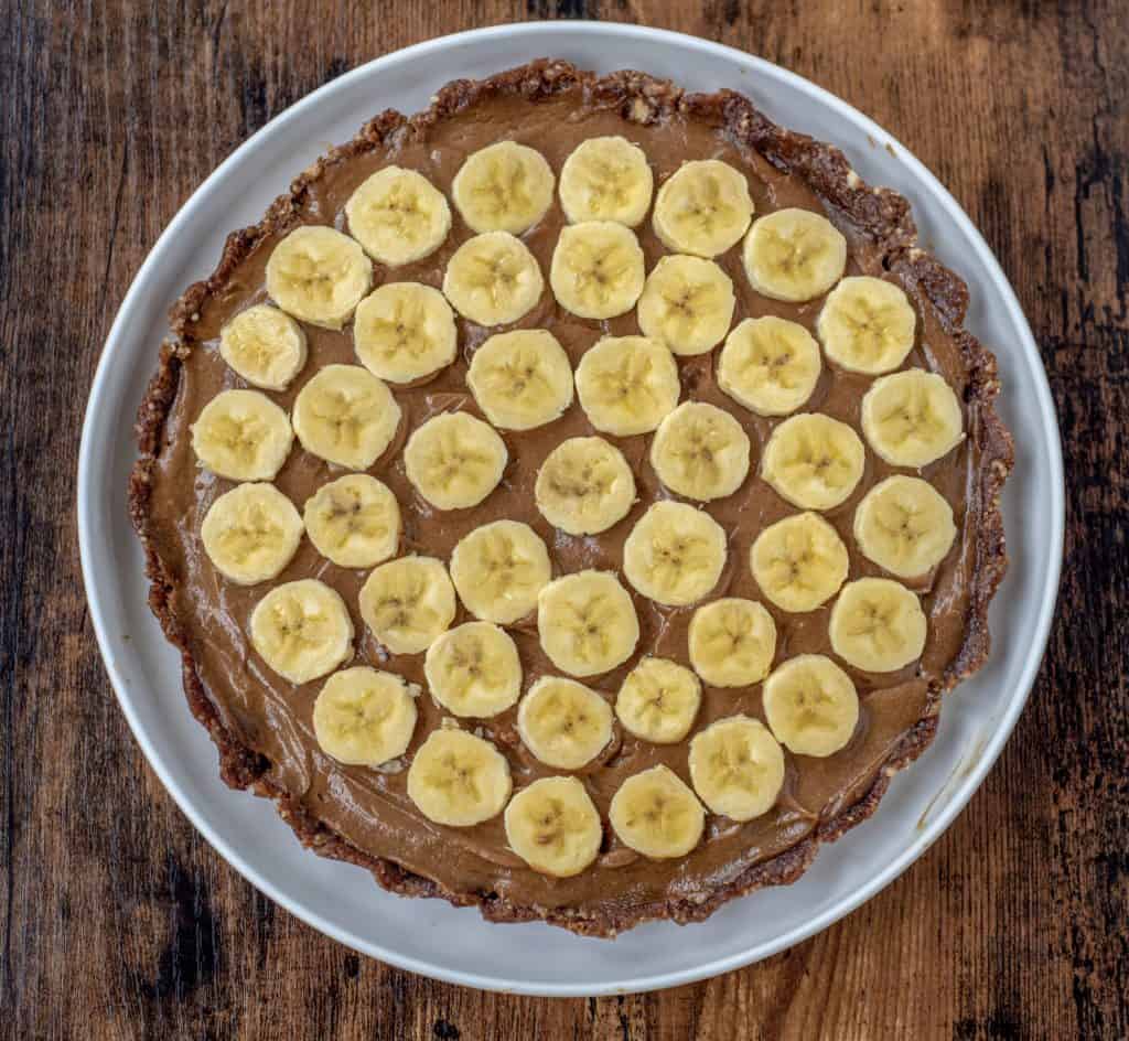 Healthy Banoffee pie recipe is light and a great dairy-free spin on the traditional recipe full of wholesome ingredients. Vegan and gluten-free too. #cleaneating #veganrecipes #healthyrecipes #cleaneatingvegetarian #cleanvegan #glutenfree #dairyfree #healthybanoffee #easyrecipes