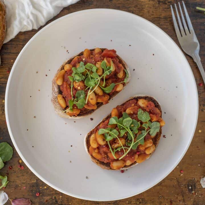 Healthy smoky baked beans recipe full of flavour flavour, protein, and fiber. Ready in 15 minutess while easy and just as good as the usual tinned version #healthyeatingrecipes #cleaneating #healthyeating #vegetarian #veganrecipes #cleanrecipes #healthyrecipes