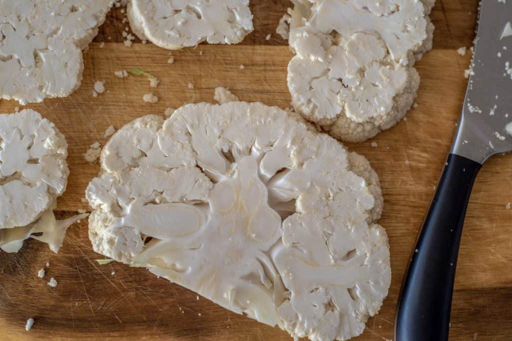 Cauliflower steak with smoky spinach lentils recipe is packed with protein, fiber, flavour, and makes a great weeknight dinner. It's vegan and gluten-free. #cleaneatingvegetarian #cleaneatingvegan #cauliflowerrecipes #meatfree #meatless #cleanrecipes #cleandinner #vegandinner #veganlunch #healthyrecipes #healthydinner 