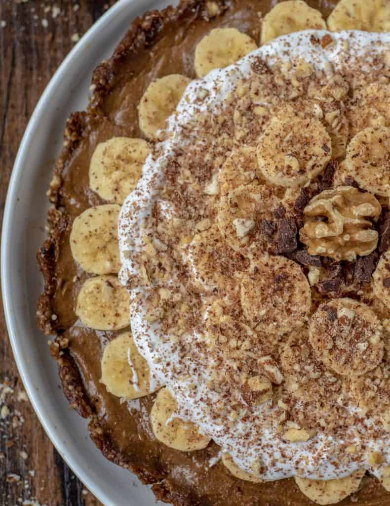 Healthy Banoffee pie recipe is light and a great dairy-free spin on the traditional recipe full of wholesome ingredients. Vegan and gluten-free too. #cleaneating #veganrecipes #healthyrecipes #cleaneatingvegetarian #cleanvegan #glutenfree #dairyfree #healthybanoffee #easyrecipes