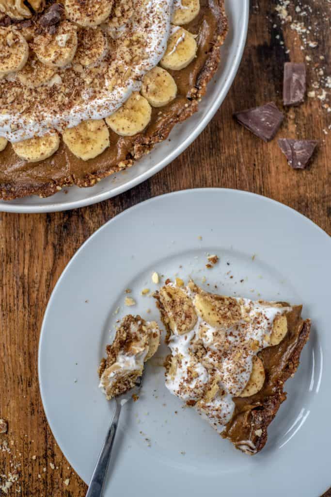 Healthy Banoffee pie recipe is light and a great dairy-free spin on the traditional recipe full of wholesome ingredients. Vegan and gluten-free too. #cleaneating #veganrecipes #healthyrecipes #cleaneatingvegetarian #cleanvegan #glutenfree #dairyfree #healthybanoffee #easyrecipes