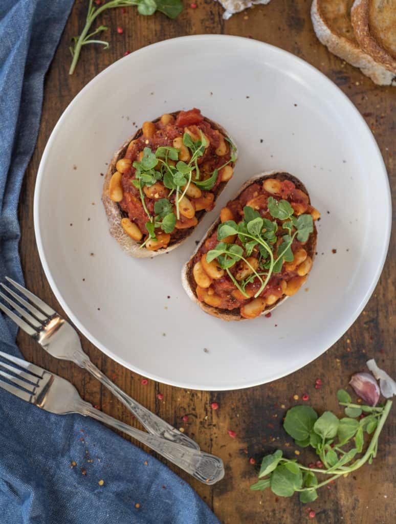 Healthy smoky baked beans recipe full of flavour flavour, protein, and fiber. Ready in 15 minutess while easy and just as good as the usual tinned version #healthyeatingrecipes #cleaneating #healthyeating #vegetarian #veganrecipes #cleanrecipes #healthyrecipes