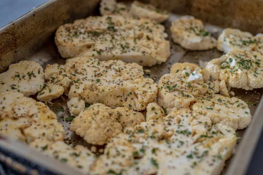 Cauliflower steak with smoky spinach lentils recipe is packed with protein, fiber, flavour, and makes a great weeknight dinner. It's vegan and gluten-free. #cleaneatingvegetarian #cleaneatingvegan #cauliflowerrecipes #meatfree #meatless #cleanrecipes #cleandinner #vegandinner #veganlunch #healthyrecipes #healthydinner 