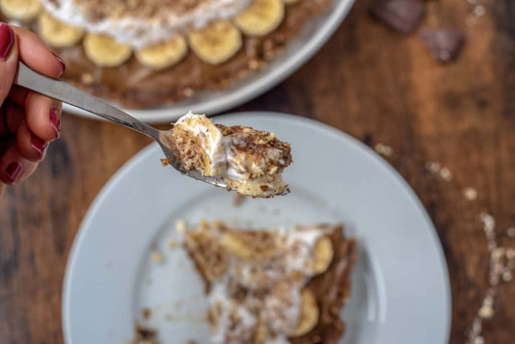 Healthy Banoffee pie recipe is light and a great dairy-free spin on the traditional recipe full of wholesome ingredients. Vegan and gluten-free too. #cleaneating #veganrecipes #healthyrecipes #cleaneatingvegetarian #cleanvegan #glutenfree #dairyfree #healthybanoffee #easyrecipes