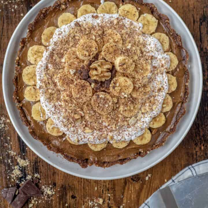 Healthy Banoffee pie recipe is light and a great dairy-free spin on the traditional recipe full of wholesome ingredients. Vegan and gluten-free too. #cleaneating #veganrecipes #healthyrecipes #cleaneatingvegetarian #cleanvegan #glutenfree #dairyfree #healthybanoffee #easyrecipes