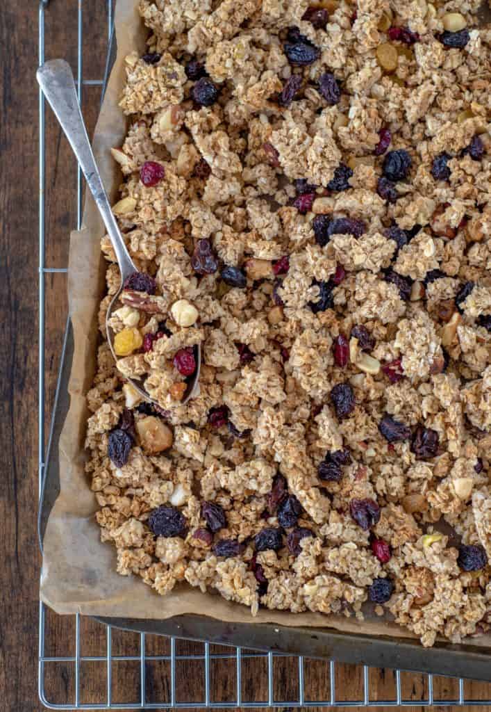 Easy healthy homemade granola full of good-for-you ingredients incl. oats, nuts & berries. This is your healthy breakfast or snack anytime of the day! #healthyrecipes #glutenfreerecipes #veganfood #homemadegranola #healthygranola #cleaneating #cleanrecipes #cleanvegan #cleanvegetarian