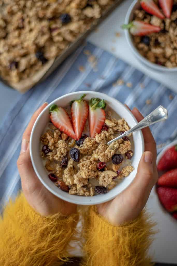 Easy healthy homemade granola full of good-for-you ingredients incl. oats, nuts & berries. This is your healthy breakfast or snack anytime of the day! #healthyrecipes #glutenfreerecipes #veganfood #homemadegranola #healthygranola #cleaneating #cleanrecipes #cleanvegan #cleanvegetarian