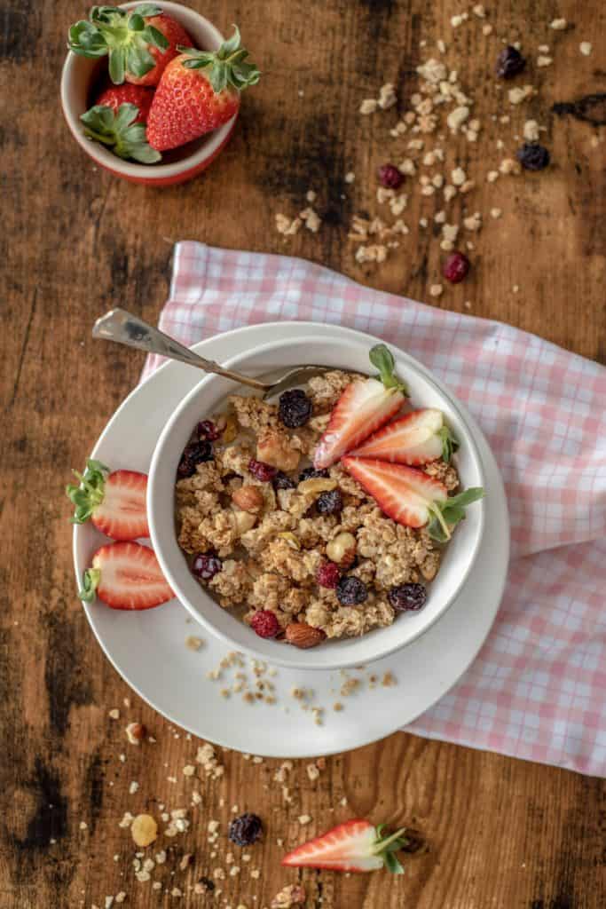 Easy healthy homemade granola full of good-for-you ingredients incl. oats, nuts & berries. This is your healthy breakfast or snack anytime of the day! #healthyrecipes #glutenfreerecipes #veganfood #homemadegranola #healthygranola #cleaneating #cleanrecipes #cleanvegan #cleanvegetarian