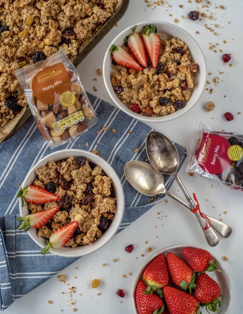 Easy healthy homemade granola full of good-for-you ingredients incl. oats, nuts & berries. This is your healthy breakfast or snack anytime of the day! #healthyrecipes #glutenfreerecipes #veganfood #homemadegranola #healthygranola #cleaneating #cleanrecipes #cleanvegan #cleanvegetarian