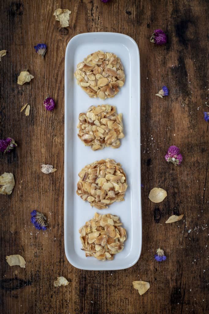 Healthy almond florentines perfect for those who want to make healthier treats in a few easy steps with only 3 ingredients! Vegan & Gluten Free. #healthyrecipes #veganrecipes #glutenfreerecipes #easyrecipes #florentines #cleaneating #cleanrecipes
