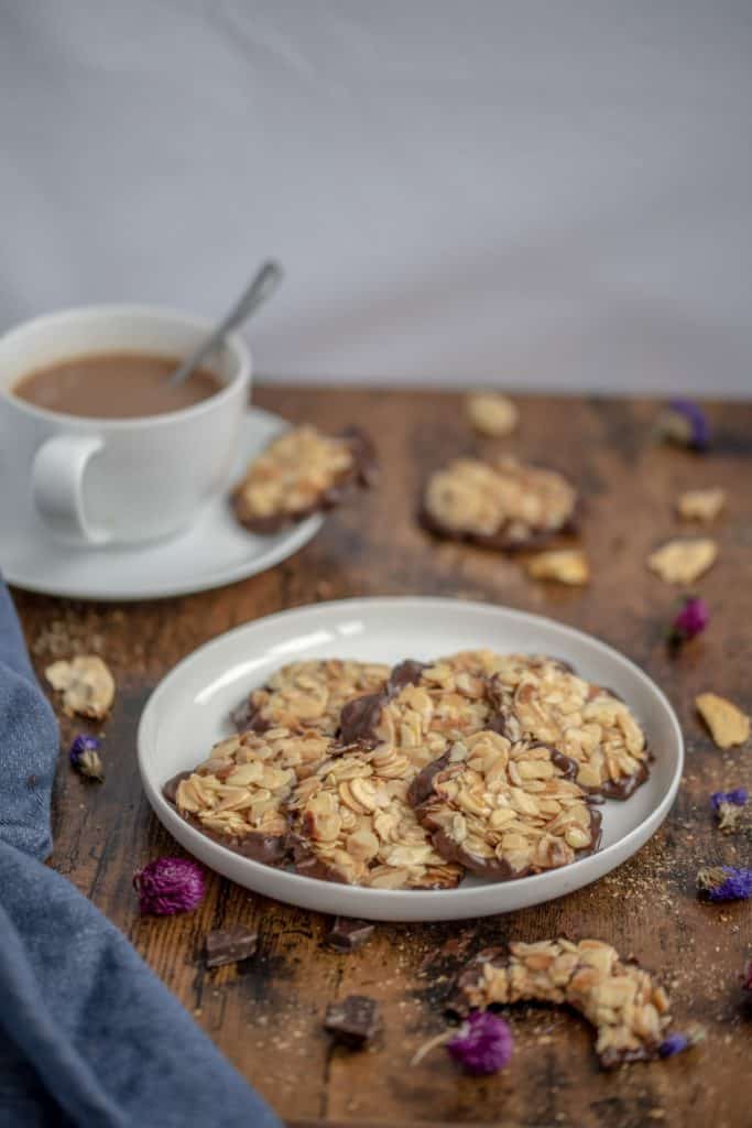 Healthy almond florentines perfect for those who want to make healthier treats in a few easy steps with only 3 ingredients! Vegan & Gluten Free. #healthyrecipes #veganrecipes #glutenfreerecipes #easyrecipes #florentines #cleaneating #cleanrecipes