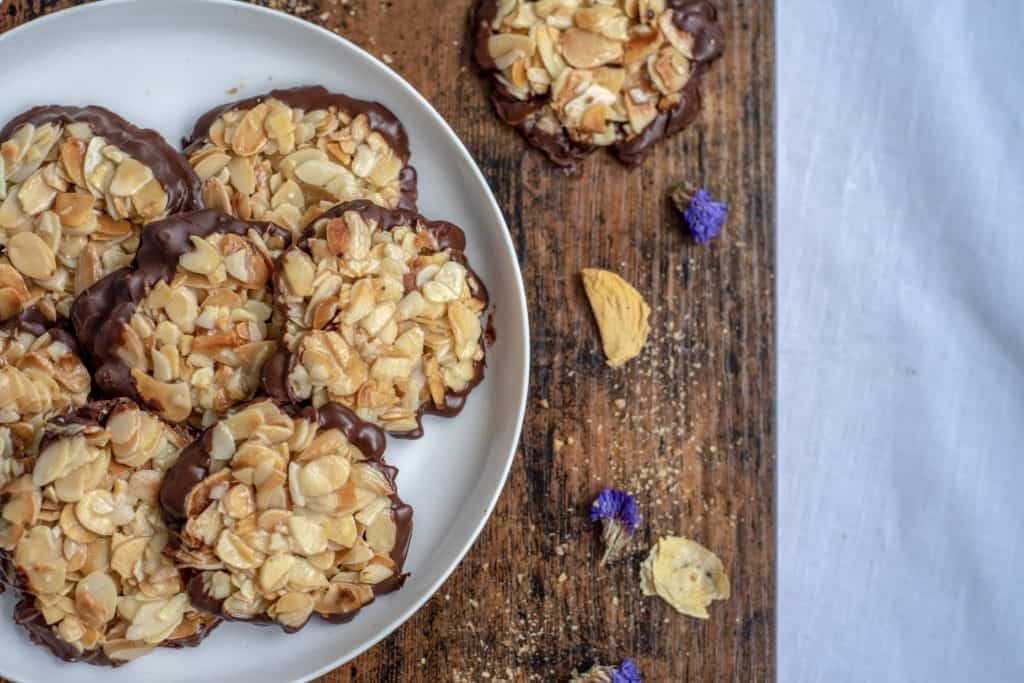 Healthy almond florentines perfect for those who want to make healthier treats in a few easy steps with only 3 ingredients! Vegan & Gluten Free. #healthyrecipes #veganrecipes #glutenfreerecipes #easyrecipes #florentines #cleaneating #cleanrecipes
