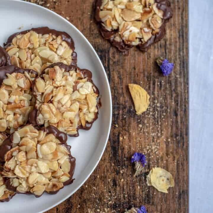 Healthy almond florentines perfect for those want to make healthier treats in a few easy steps with only 3 ingredients! Vegan & Gluten Free. #healthyrecipes #veganrecipes #glutenfreerecipes #easyrecipes #florentines #cleaneating #cleanrecipes